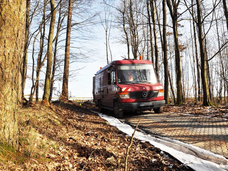 Mobile Baustraße Telekom-Baustelle Esselbach im Steigerwald mit der s:tek 48 Bodenschutzplatte