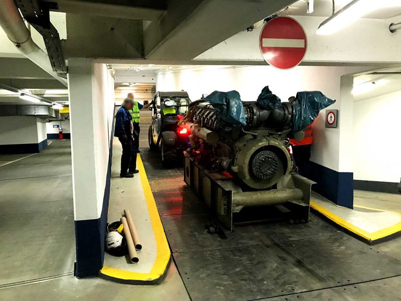 s:tek Bodenschutzplatten zum Schutz des Fahrbahnbelag einer Tiefgarage in Frankfurt für einen Maschinenumzug
