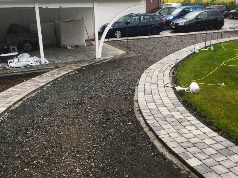 Schöne & befahrbare Kies-Einfahrt anstelle von Pflastersteinen mit den Kieswaben KW30 einfach, schnell und kostengünstig selbst anlegen.