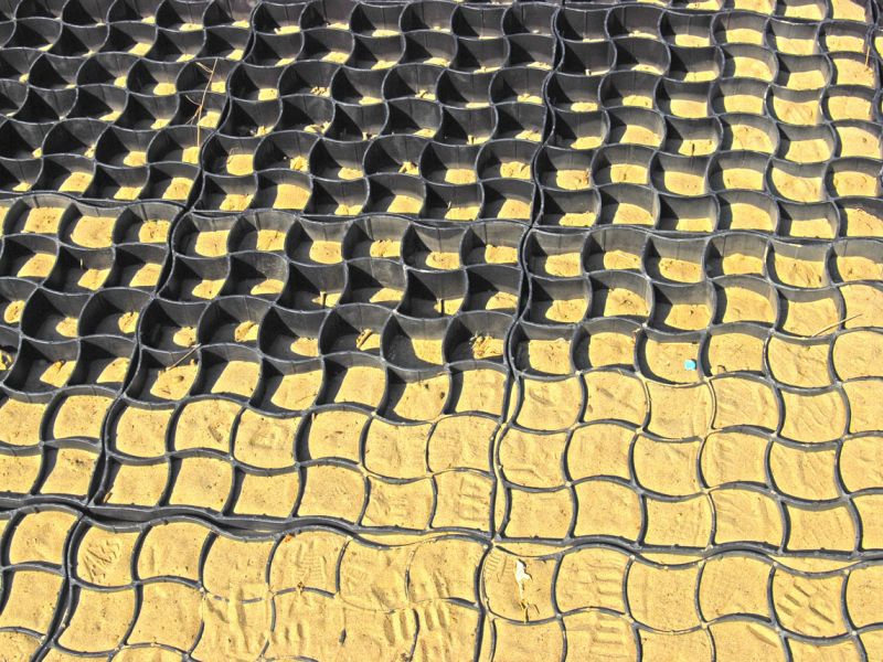 Bodengitter BG50 zur Herstellung eines befestigten Weg für Fahrzeuge und Anhänger auf Sand