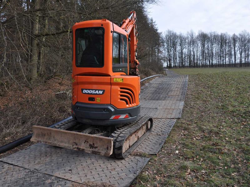 Mobile Baustraße Telekom-Baustelle Esselbach im Steigerwald mit der s:tek 48 Bodenschutzplatte