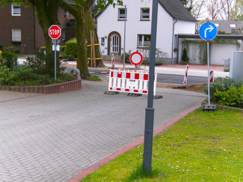 Absperrung und Verkehrsschilder lenken Fahrzeuge zur temporären Zufahrt.