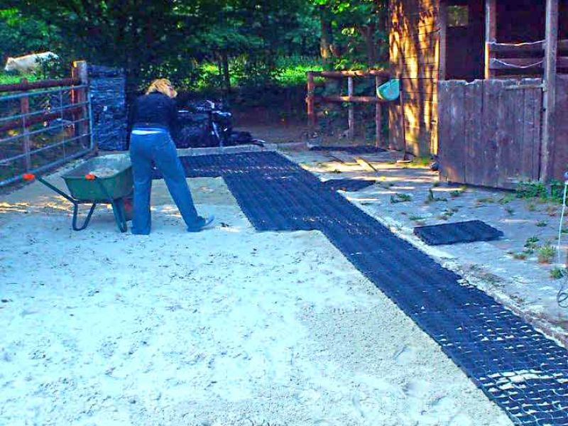 Verlegung des Bodengitter BG30 ohne Unterbau für ein Pferde Paddock / Offenstall