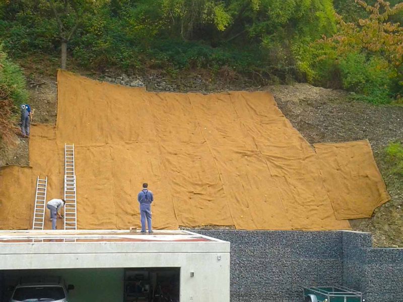 Verlegung der Böschungsmatte BMK350 als Erosionsschutz zur Hangsicherung