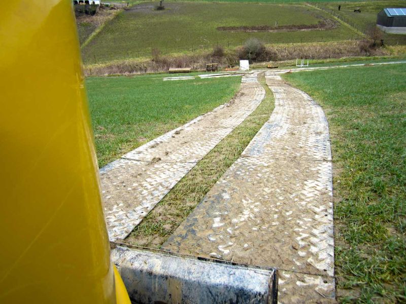Fahrstrasse für geologische Bohrungen im Gelände mit Bodenschutzplatten