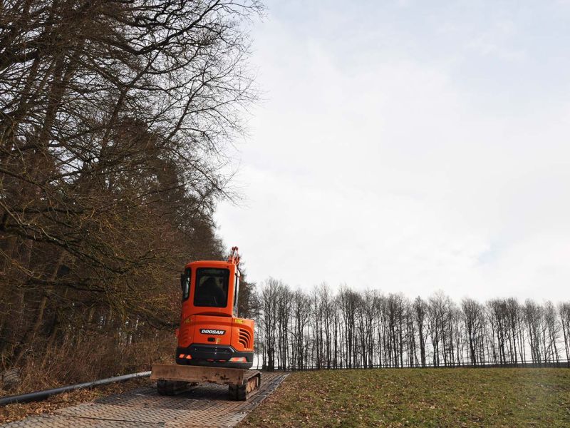 Mobile Baustraße Telekom-Baustelle Esselbach im Steigerwald mit der s:tek 48 Bodenschutzplatte