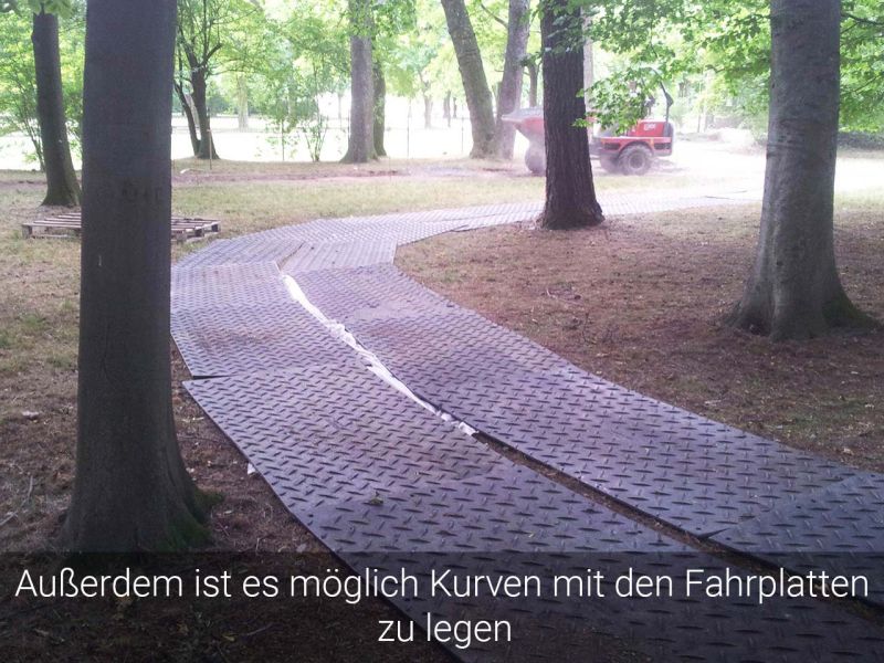 Mobile Baustrasse als temporäre Fahrstrasse für den Rohrleitungsbau in einem Waldgebiet