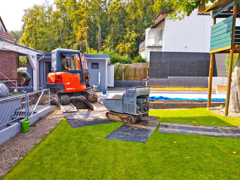 Das typische Galabau Duell, Bagger gegen Rasen, wer gewinnt? Fahrplatten von Securatek!