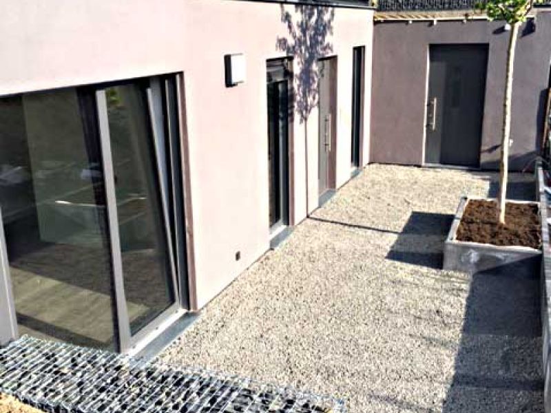 Verlegen des Bodengitter BG30 im Hof und Eingangsbereich eines Neubau