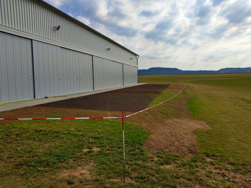 Immer auf der Höhe – Bodengitter BG50 zur Befestigung zweier Rasenflächen vor einer Flugzeughalle