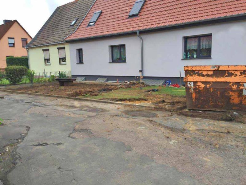 Moderne Umgestaltung: Steingarten & Carporteinfahrt mit stabilisiertem Kies