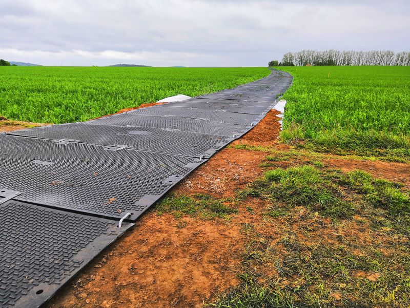 Verlegung eines mobilen Gehwegs mit der stek48 Hochleistungs-Bodenschutzplatten für Hessentag 2019 in Bad Hersfeld