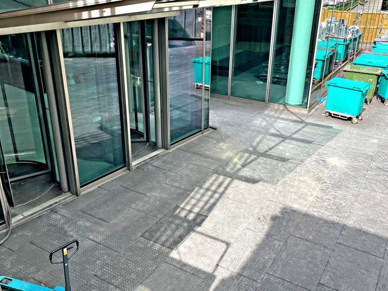 Vor einem Neubau liegen Bodenmatten, um den Untergrund vor Beschädigungen zu schützen