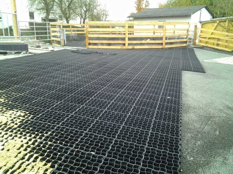 Bodengitter BG50 zur trittfesten Bodenbefestigung eines Roundpen / Führanlage