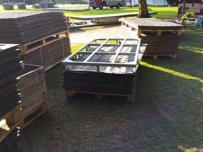 Fahrplatten zum Schutz des Rasen im Schlosspark Heidelberg für ein Event