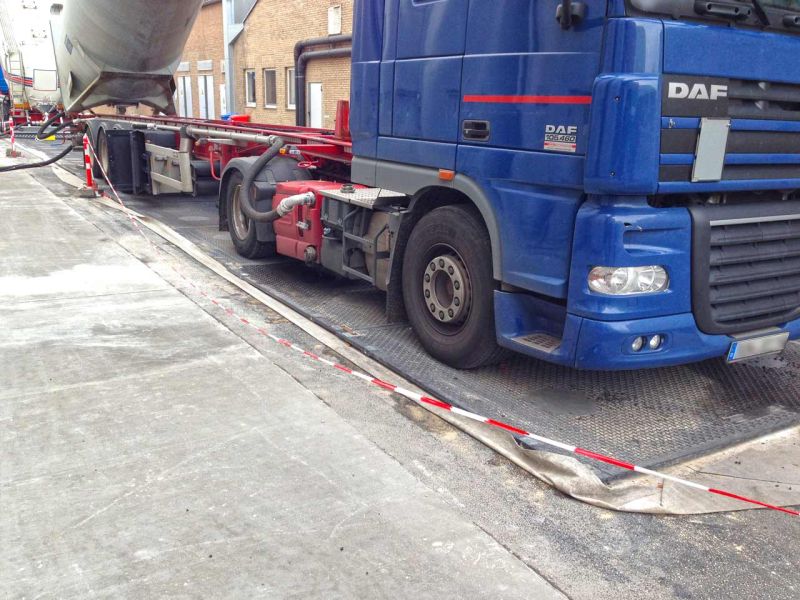 Mobile Fahrstraße zum Schutz einer neuen asphaltierten Fahrfläche