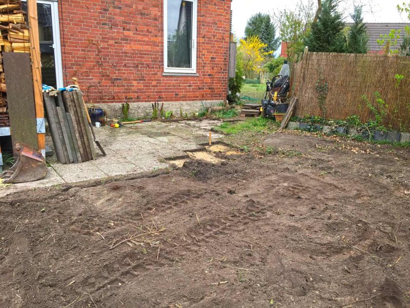 Schön gestalteter Steingarten mit einer Kiesfläche als Terrasse