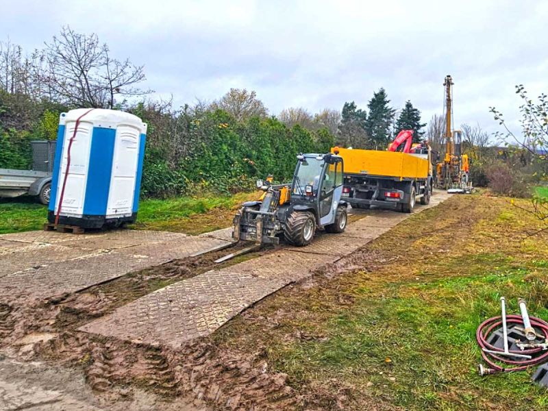 Fahrplatten auf matschigem Untergrund zum bodenschonenden Befahren mit Baufahrzeugen