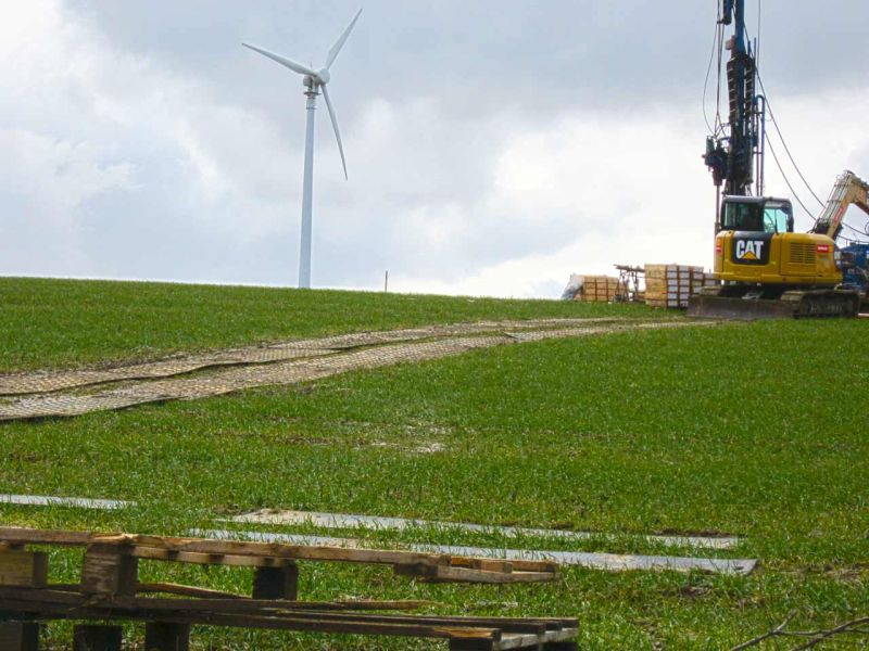 Fahrstrasse für geologische Bohrungen im Gelände mit Bodenschutzplatten
