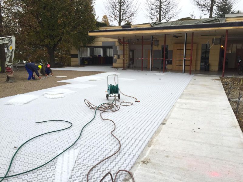 Dekorative und funktionale Umgestaltung des befahrbaren Vorplatz einer Fahrschule mit dem Kiesgitter KG30