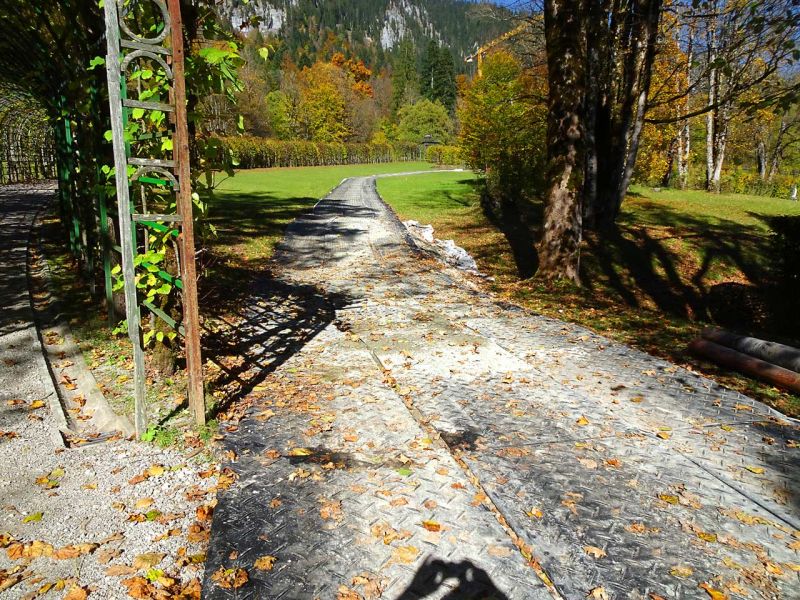 Mobile Baustrasse als temporäre Zuwegung zur Sanierung der Freianlagen im Park zum Schloss Linderhof