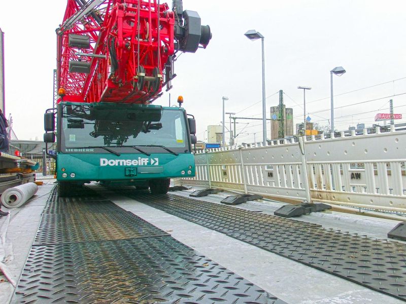 Bodenschutzplatten als Stellfläche für einen Autokran