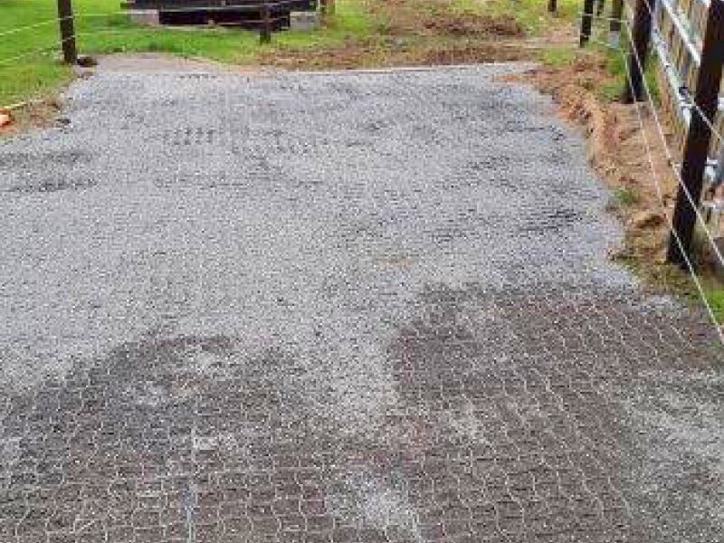 Befestigter und Matschfreier Stallauslauf für Kühe mit dem Bodengitter BG30