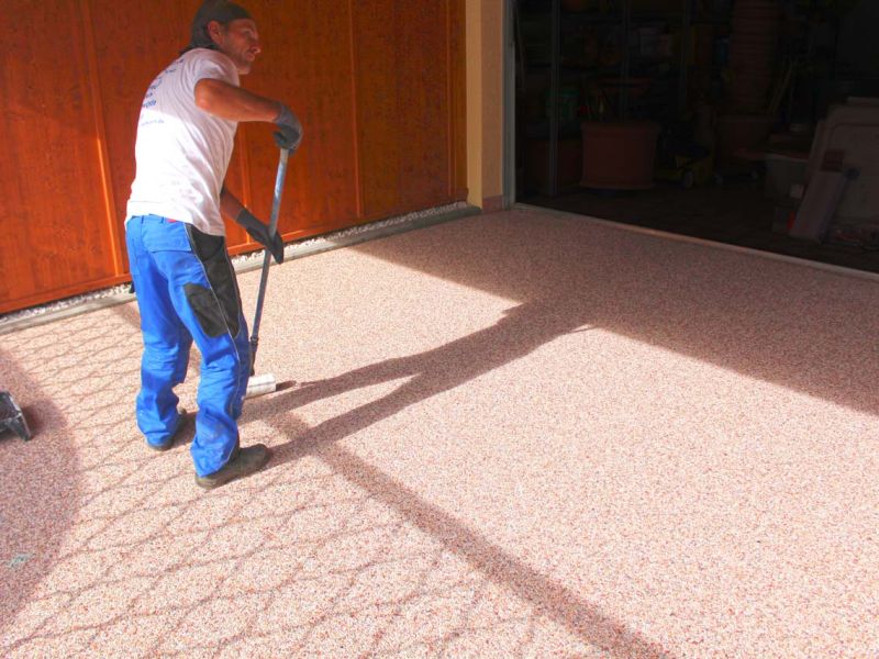 Herstellung eines Steinteppich im Carport mit dem Bodengitter BG50