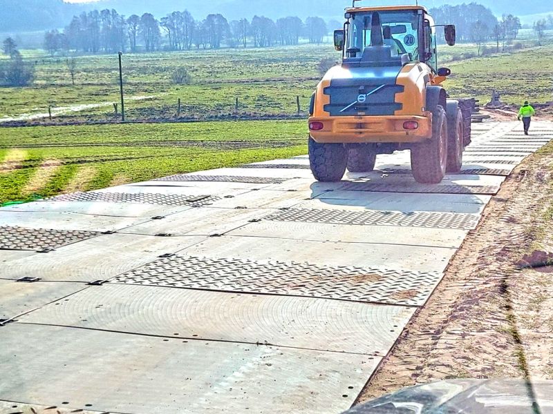Mobile Baustraßen mit Bodenschutzplatten aus Kunststoff für den Leistungs- und Netzbau