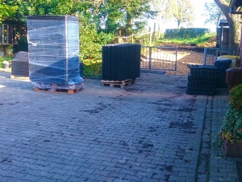 Offenstall und Boden befestigen mit Paddockplatte PP60