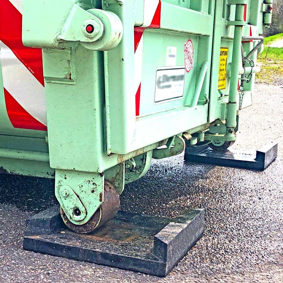 Bodenschutzplatte für Abrollcontainer aus Kunststoff. Zuverlässiger Schutz vor Kratzern, Spuren & Beschädigungen