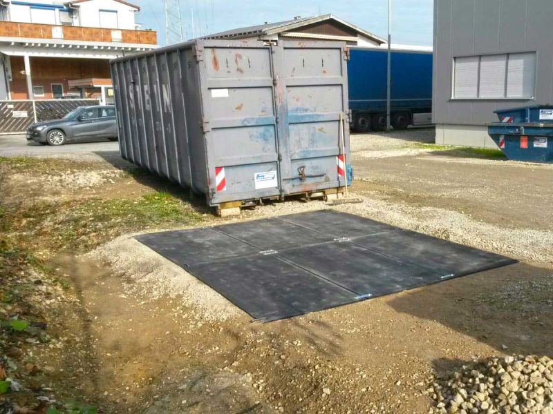 v:tek Fahrplatten aus Kunststoff als Lastverteilplatten und Bodenschutz für Abrollcontainer