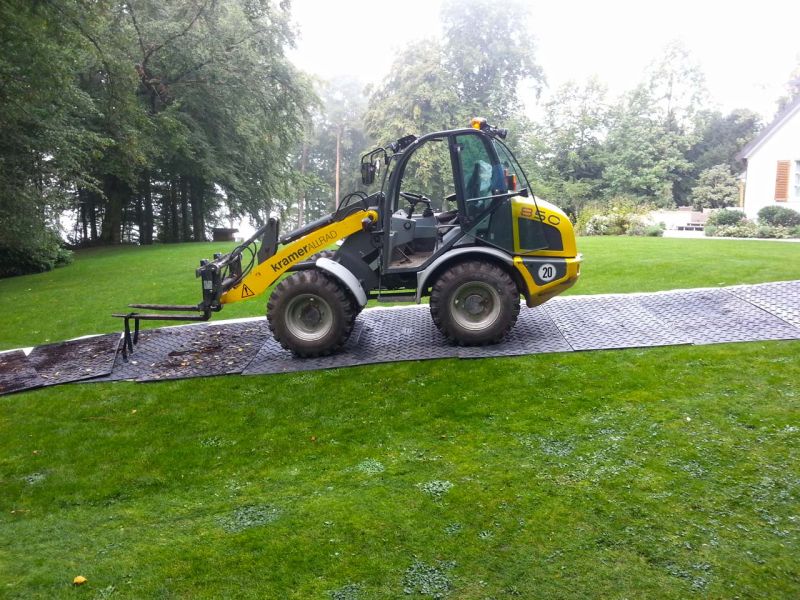 Fahrstraße zum Schutz der Rasenfläche im Galabau