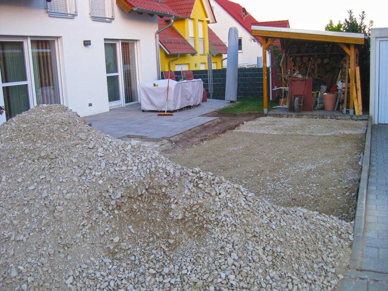 Umgestaltung einer Rasenfläche in eine befestigte und befahrbare Hof- und Gartenzufahrt mit der Kiesmatte KM30