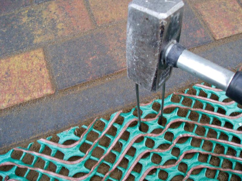 Rasenstabilisierung eines Grünstreifen im Bereich der Hofeinfahrt