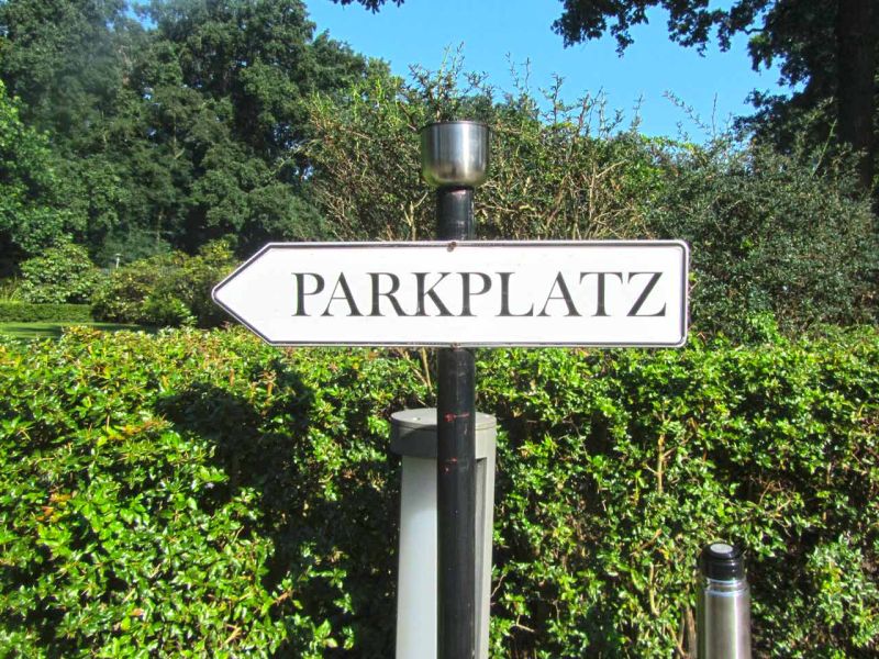 Rasennetz zur Rasenverstärkung eines Rasenparkplatz aus Rollrasen
