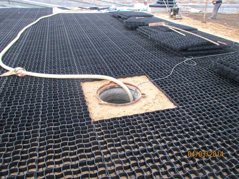 Verlegung des Bodengitter BG50 aus Kunststoff zur Bodenstabilisierung für ein Trogbauwerk