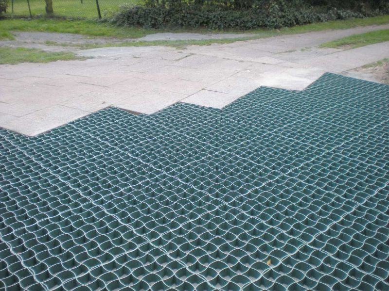 Neugestaltung eines begrünten Mieterparkplatz mit dem Bodengitter BG50