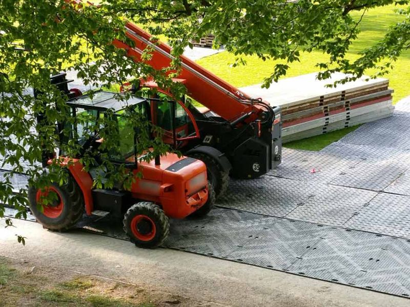 Fahrplatten zum Schutz des Rasen im Schlosspark Heidelberg für ein Event