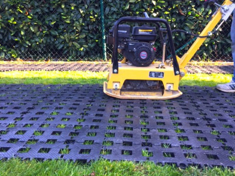 Zwei Parkplätze in 2 Stunden ohne Unterbau selbst herstellen, dank direkter Verlegung auf den bestehenden Rasen mit dem Rasengitterstein RGS35 aus Kunststoff.