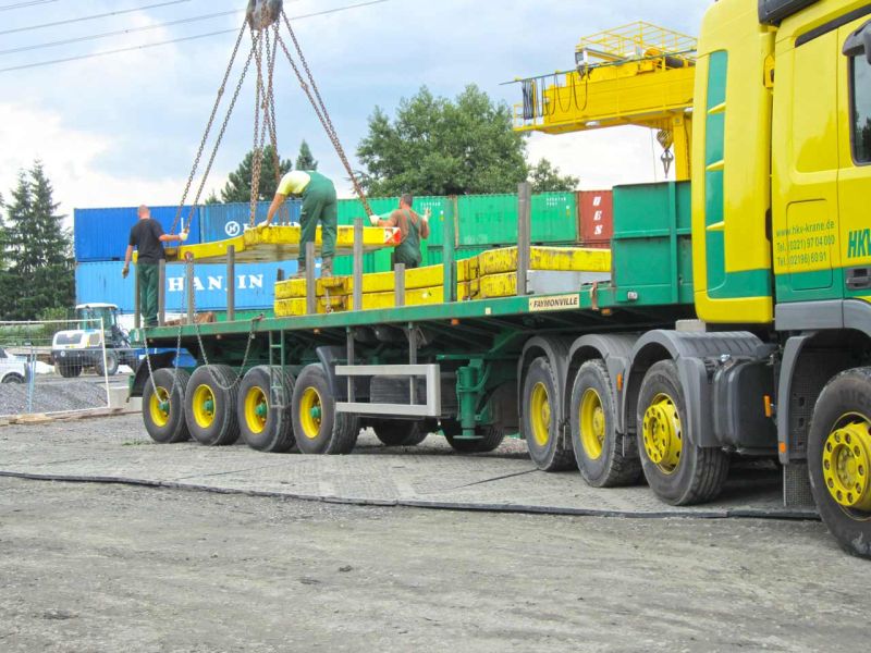 Baustraße zur Lastverteilung eines Schwertransport mit Horizontal-Bohrgerät