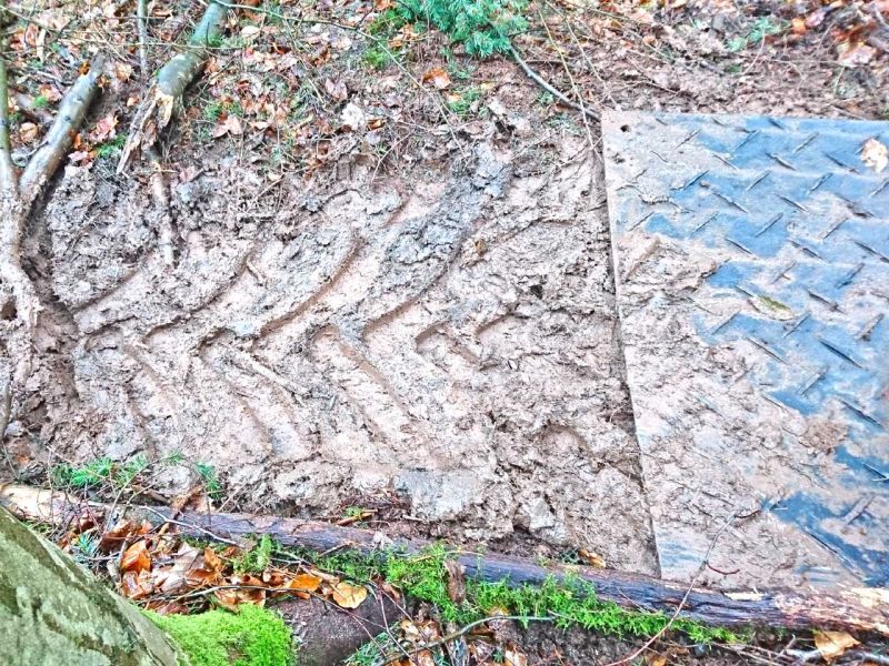 s:tek Hochleistungs - Bodenschutzplatten zur bodenschonenden Holzernte in der Waldarbeit und Forstwirtschaft bzw. Waldtechnik und Fortsttechnik