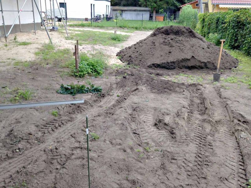 Wie legt man eine befahrbare Rasenfläche für eine begrünte Einfahrt an? Wie vermeidet man Fahrspuren im Rasen? Ganz einfach, mit dem Rasengitter RG24 von Securatek