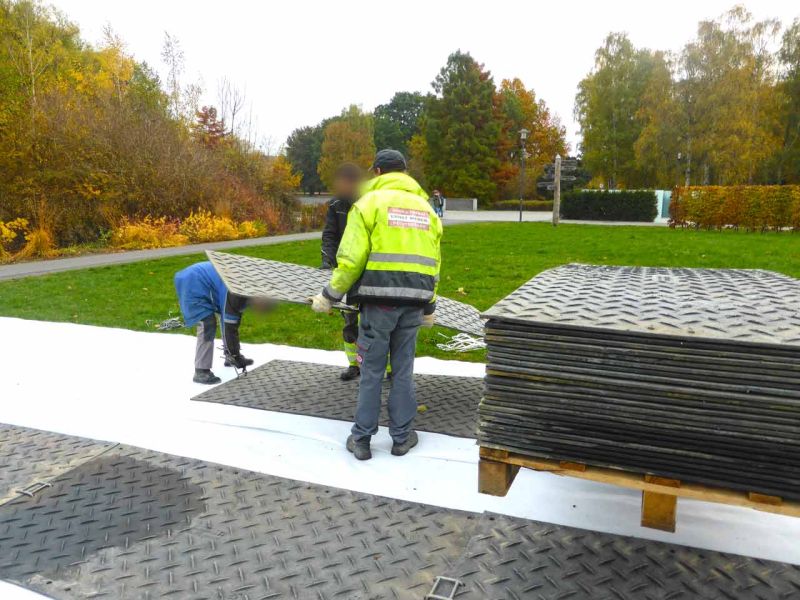 Fahrplatten als mobile Baustraße im Rohrleitungsbau in Giessen