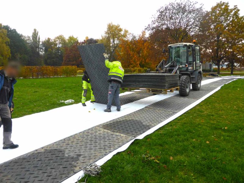 Fahrplatten als mobile Baustraße im Rohrleitungsbau in Giessen