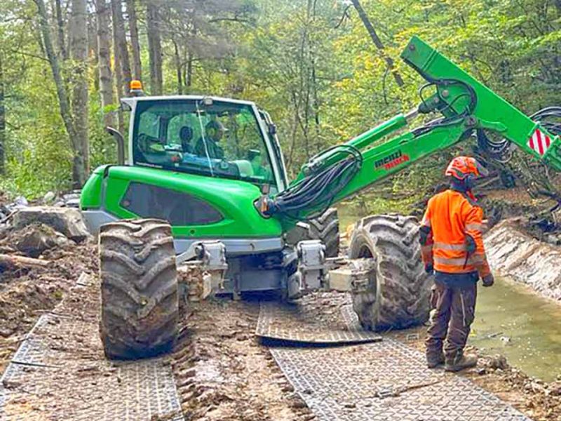 Fahrplatten zum Schutz des Waldboden während Baumfällungen am Bachlauf