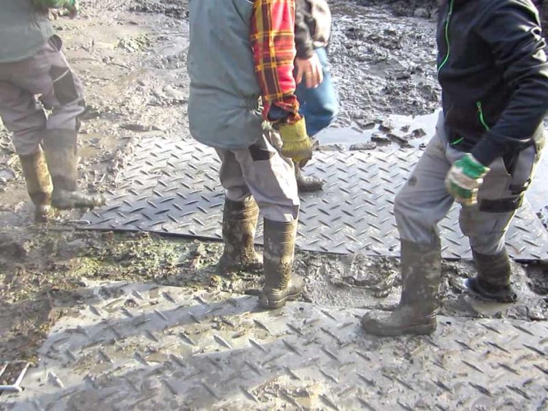 Fahrplatten als Hilfe zur Teichentschlammung