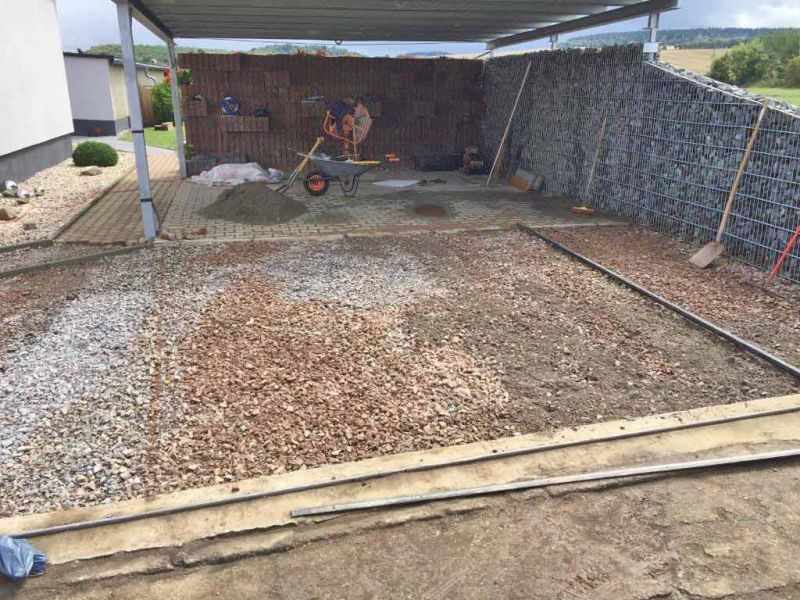 Moderne Umgestaltung: Steingarten & Carporteinfahrt mit stabilisiertem Kies