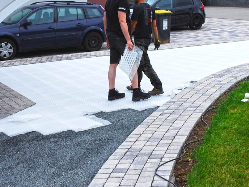 Schöne & befahrbare Kies-Einfahrt anstelle von Pflastersteinen mit den Kieswaben KW30 einfach, schnell und kostengünstig selbst anlegen.