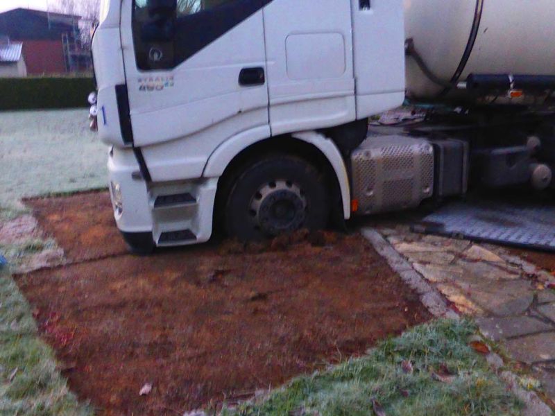 Spontane „Bergeaktion“ eines 40t LKW mit der Secu XL150 Schwerlast Baustraße auf einer aufgeweichten Wiese